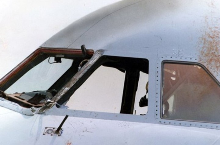 El parabrisas se había reemplazado antes del vuelo y eso casi ocasionó una tragedia.