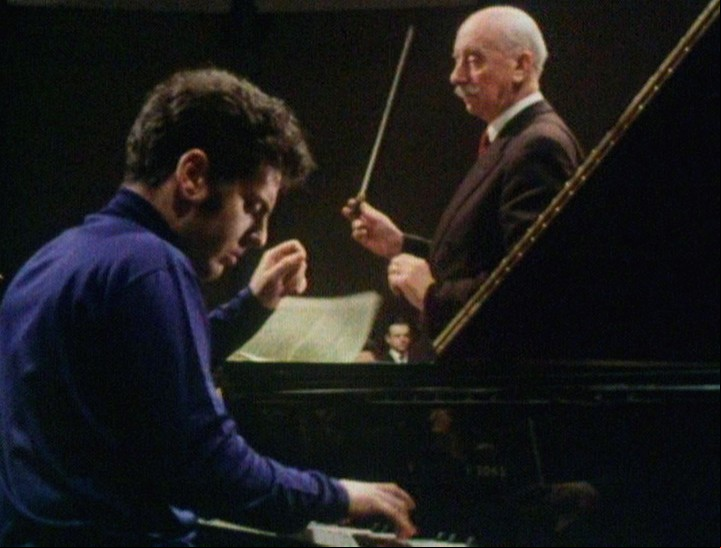 Barenboim en plena juventud: así se lo verá a lo largo de 13 episodios.