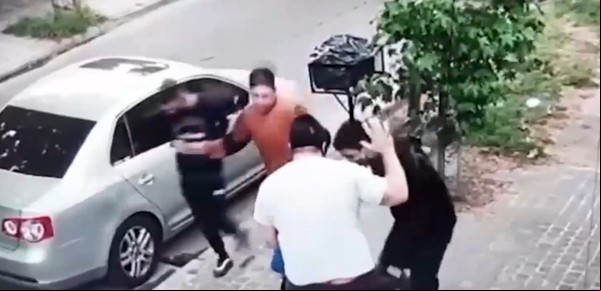 Video: llegaba con su hijo de 6 años a una peluquería y le robaron el auto a punta de pistola