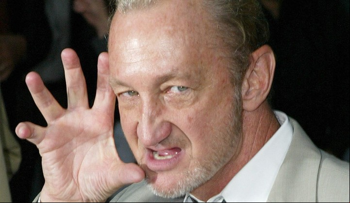 Robert Englund, sin máscara, pero con la pose de Freddy Krueger.