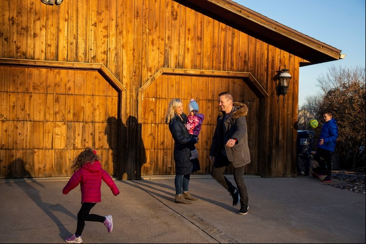 En Sioux Falls, una escena de vida cotidiana bajo la pandemia. Calla Kessler para The New York Times