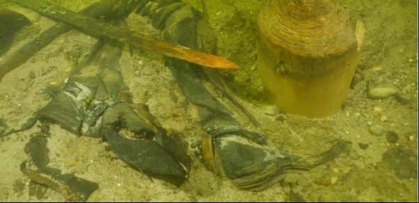 El increíble hallazgo en el fondo de un lago: los restos de un guerrero medieval y sus armas intactas