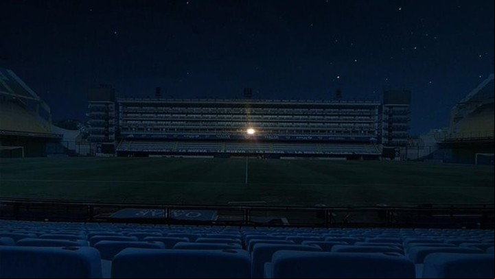 El palco que pertenecía a Diego Maradona en el estadio de Boca Juniors, iluminado para recordarlo.