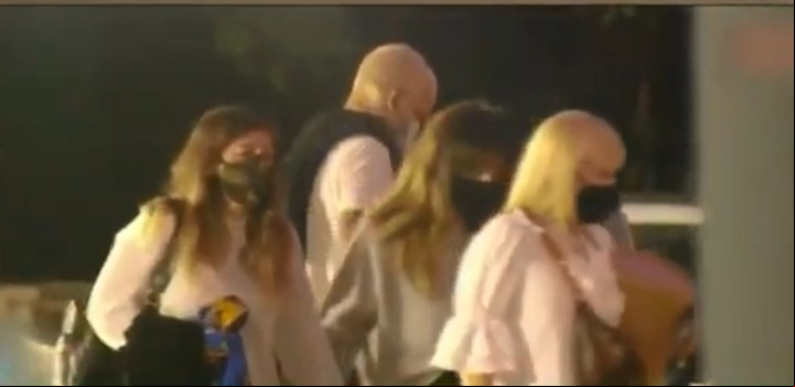Claudia Villafañe y sus hijas Dalma y Gianinna llegan a la Casa Rosada para el velatorio de Diego Maradona, en la madrugada de este jueves. Imagen captura TV