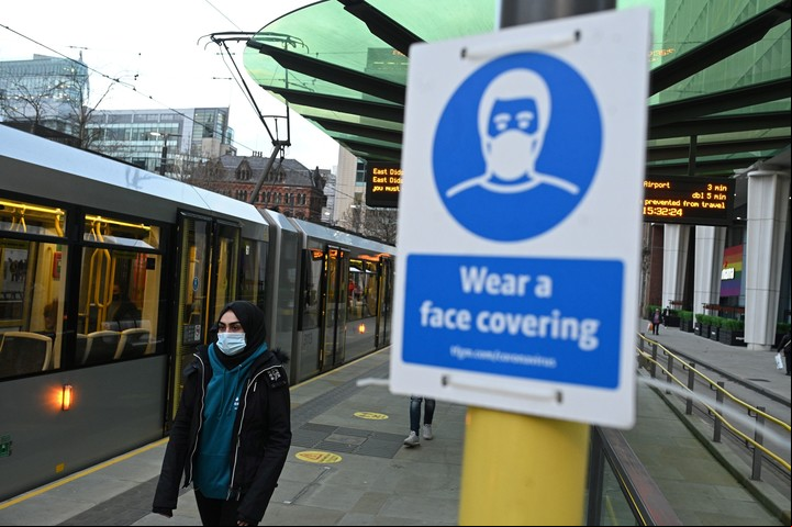 Un cartel recuerda el uso de obligatorio de barbijo, en una estación del tranvía en Manchester, Inglaterra, este jueves. Foto: AFP