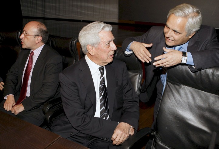 Mario Vargas Llosa habla con Juan Cruz, en 2008. Foto EFE