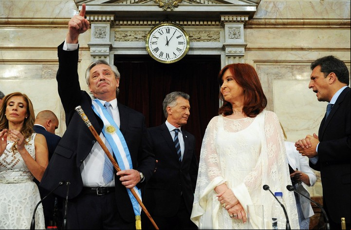 10 de diciembre de 2019: Alberto Fernández tras recibir la banda y el bastón presidencial junto a Cristina Kirchner. Foto Emanuel Fernández