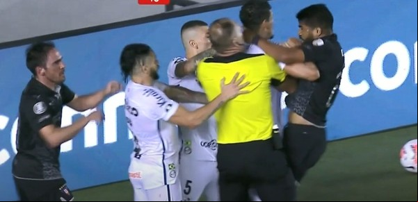 Final caótico entre Santos y Liga de Quito: Pitana tuvo que separar una tremenda gresca y terminó expulsando a 3