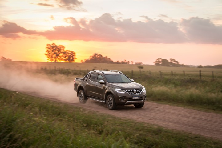 Renault Alaskan. La gama posee dos motorizaciones: un turbodiésel 2.3 litros de 160 CV y un biturbodiésel 2.3 litros de 190 CV.