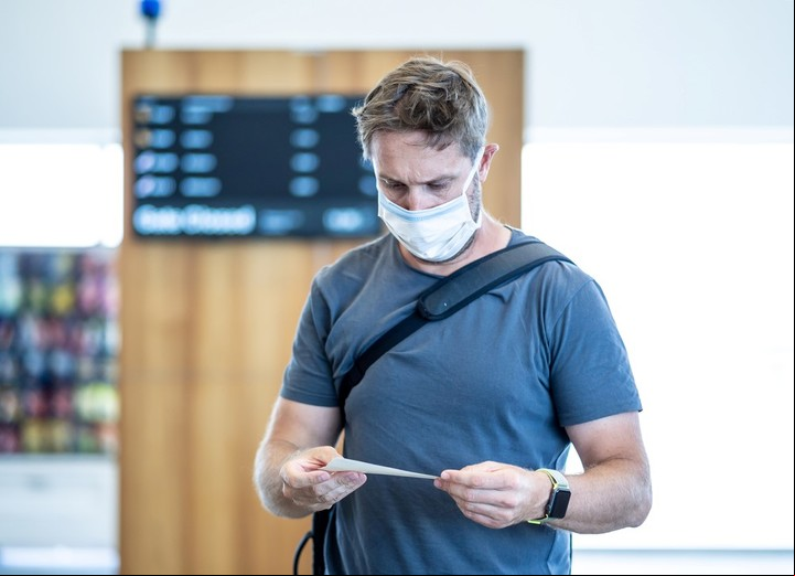 Barbijos y distancia social en los aeropuertos. Foto Shutterstock.