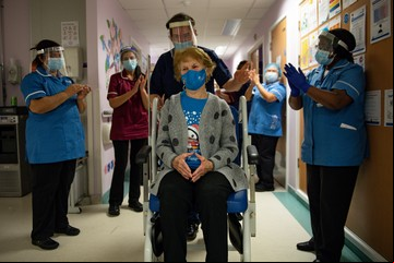Quién es Margaret Keenan, la primera persona en recibir la vacuna contra el coronavirus en Gran Bretaña