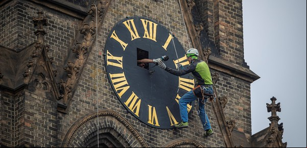 Una jardinera es la guardiana del reloj más famoso del mundo
