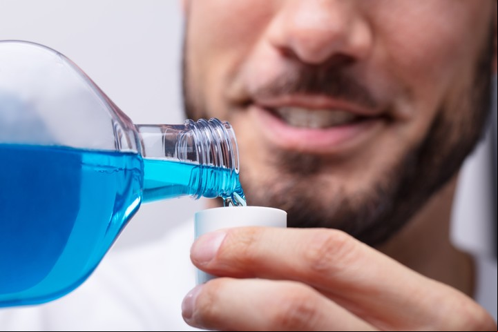 Los colutorios pueden alterar la microbiota. Foto Shutterstock.