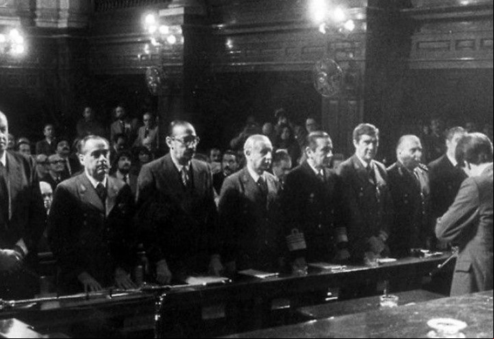 El 9 de diciembre de 1985, la Cámara Federal dictó sentencia en el marco del Juicio a las Juntas Militares, con condenas para los ex comandantes de la última dictadura. Un hito de la recuperación de la democracia, del que se cumplen hoy 40 años.