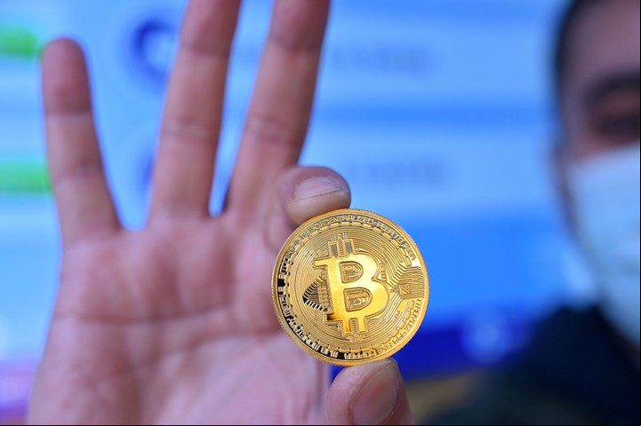 Para ganar más con las criptomonedas conviene comparar precios antes de comprar y vender. Foto: AFP.