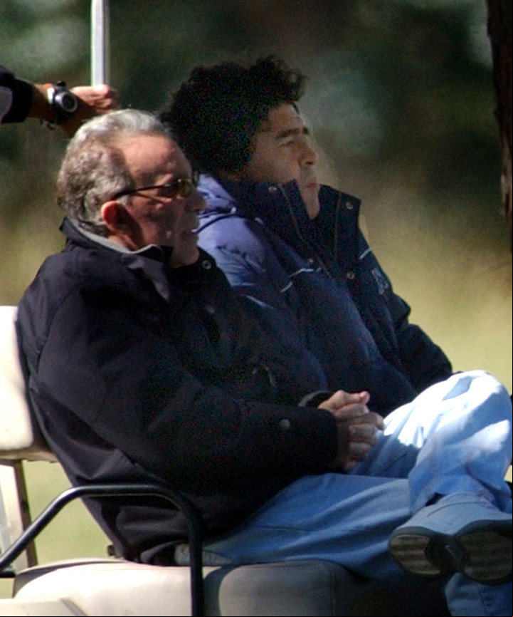 el exjugador de futbol luego de estar varios dias internado en coma se dio por sus propios medios el alta y se fue a una quinta de general rodriguez argentina's former soccer ace diego maradona, right, drives a golf cart accompanied by his doctor alfredo cahe, saturday, may, 1, 2004 in general rodriguez, some 52 km (32 miles) west of buenos aires. maradona retreated to a secluded country estate hours after checking out of a hospital following 12 days in intensive care for heart and lung problems. (ap photo_daniel luna) diego armando maradona alfredo cahe exfutbolista quinta general rodriguez buenos aires futbol exfutbolista pasea con su medico personal