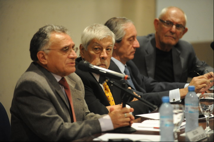 Antonio Fausto Neto, Eliseo Veron, Fabián Falco y Oscar Traversa en el homenaje a Verón en la Universidad de San Andrés. Foto Guillermo Rodriguez Adami
