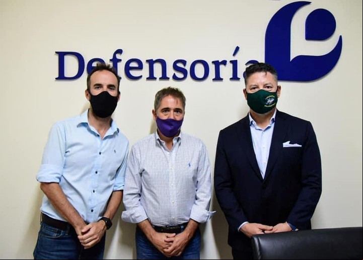 El delegado de la Defensoría del Pueblo de Merlo, Federico de Arma, junto con el Defensor del Pueblo de la provincia de Buenos Aires, Guido Lorenzino y el intendente del partido, Gustavo Menéndez.