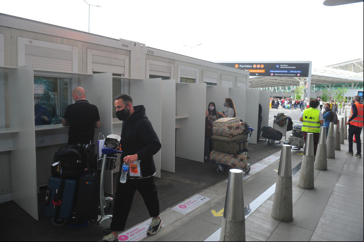 Test de la Ciudad de Buenos Aires en el aeropuerto de Ezeiza. Foto: Guillermo Rodríguez Adami