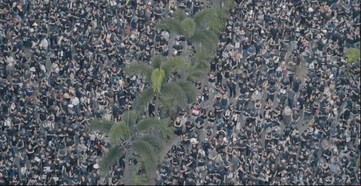 Vistas espectaculares de las protestas, capturadas por drones.