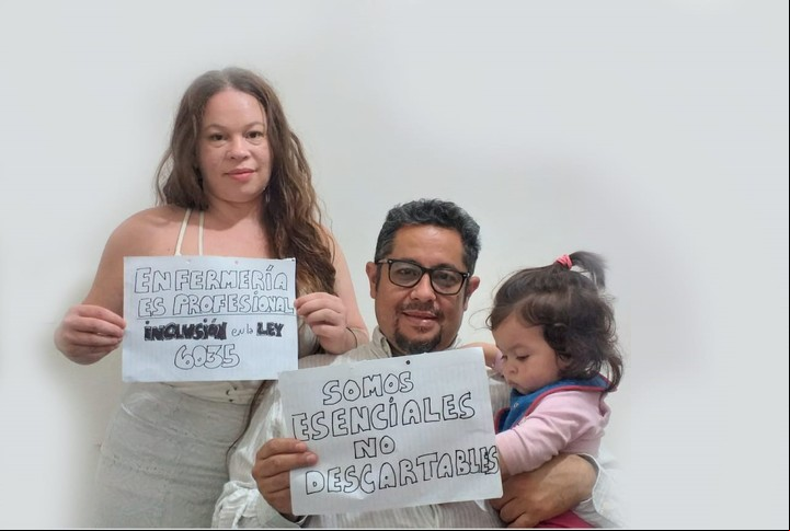 Claudio Ferreyra, su esposa Magalí e hija Lourdes. Denuncia que “los profesionales de la salud se protegían con bolsas de basura, en vez de camisolines”.