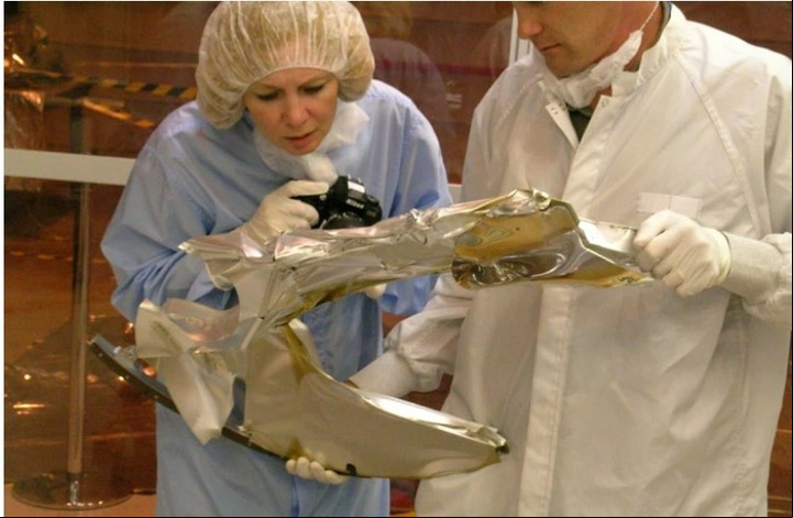 Algunos de los materiales colectores resistentes sobrevivieron y los investigadores lograron limpiar las superficies sin alterar el material solar incrustado en su interior (NASA).