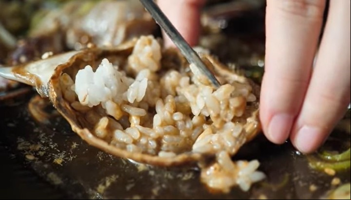 Granos de arroz en el cangrejo marinado, la equivocación del influencer en un restaurante de Corea del Sur. Captura de video