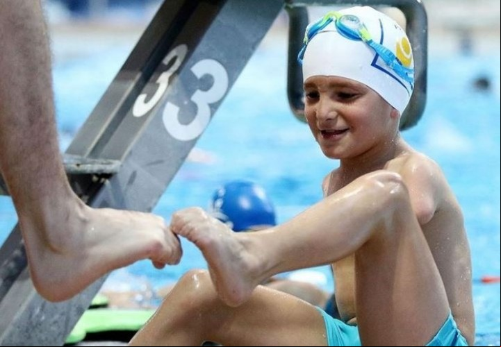 Nació sin brazos pero con un gran talento para los deportes. Es un gran campeón de natación y toda una estrella deportiva en su Bosnia-Herzegovina natal (EFE).
