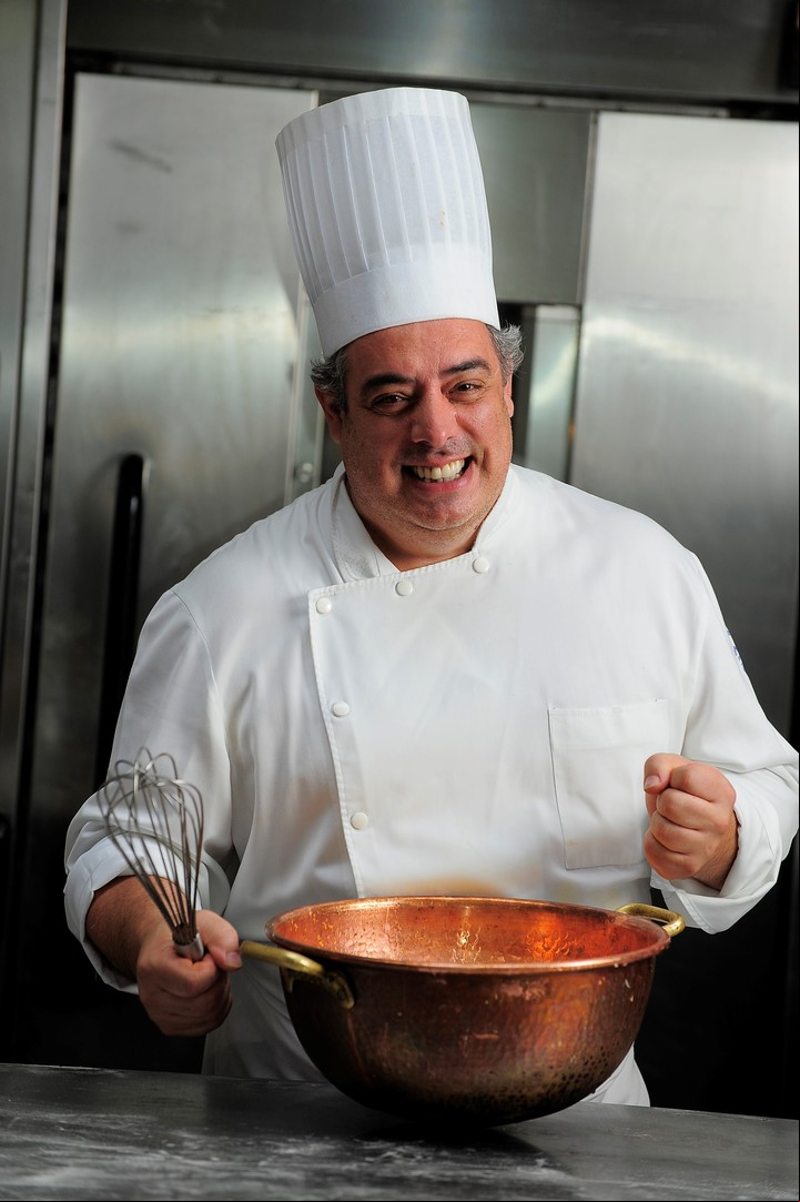 El maestro pastelero Néstor Reggiani enseña a preparar la rosca de Reyes tradicional. Foto: Rubén Digilio.