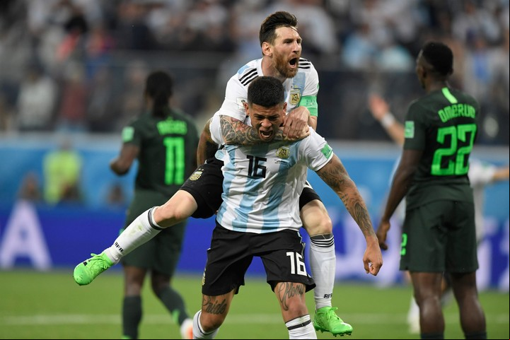 Messi abraza a Marcos Rojo luego de su gol ante Nigeria en Rusia 2018. (Foto: AFP)