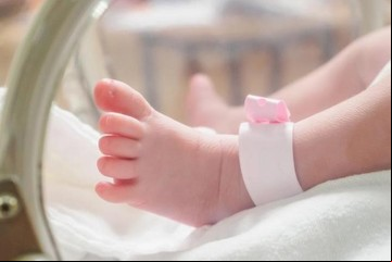 Aprueban una nueva terapia contra una grave enfermedad y piden un estudio para detectarla en los bebés