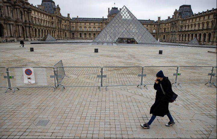 Las pirámides del Louvre de París. Foto: EFE
