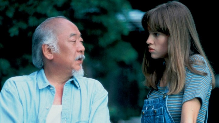 Pat Morita y Hilary Swank en "Karate Kid 4".