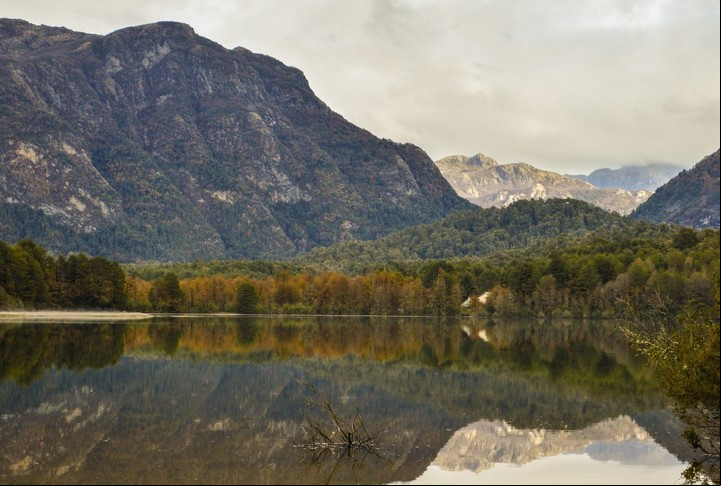 La sorprendente laguna Piré, en la ruta 231 hacia el cruce a Chile. FOto: Villa La Angostura Turismo