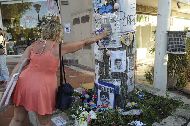 Los vecinos se acercaron al santuario que se armó días después del crimen y todo el tiempo recibe fotos, carteles, flores... Foto: Fernando de la Orden