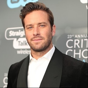 Armie Hammer, el actor acusado de violación y canibalismo, vende tiempo compartido en un hotel de las Islas Caimán