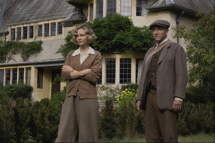 Carey Mulligan y Ralph Fiennes protagonizan "La excavación", desde enero disponible en Netflix.