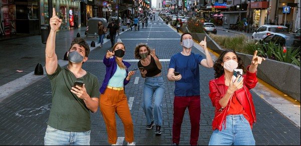La insólita experiencia teatral que hackea la avenida Corrientes en tiempos de Covid