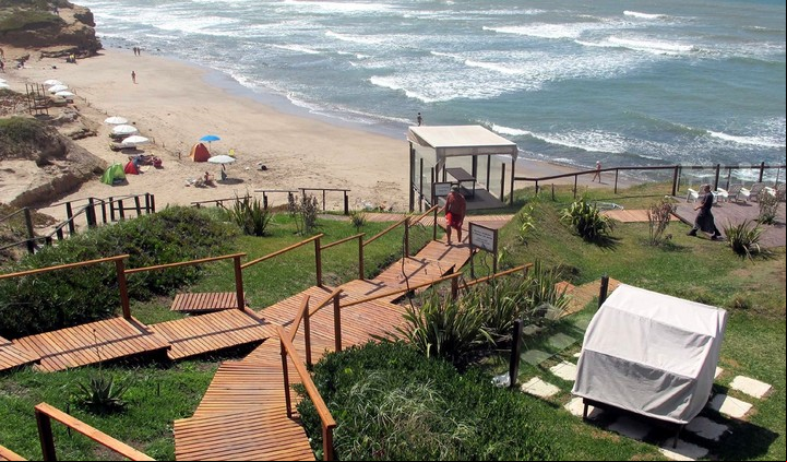 “La Escondida” es una playa naturista – nudista pública.