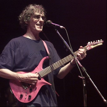Luis Alberto Spinetta cumpliría 71 años: el Flaco en 10 canciones esenciales y 10 textuales que lo definen