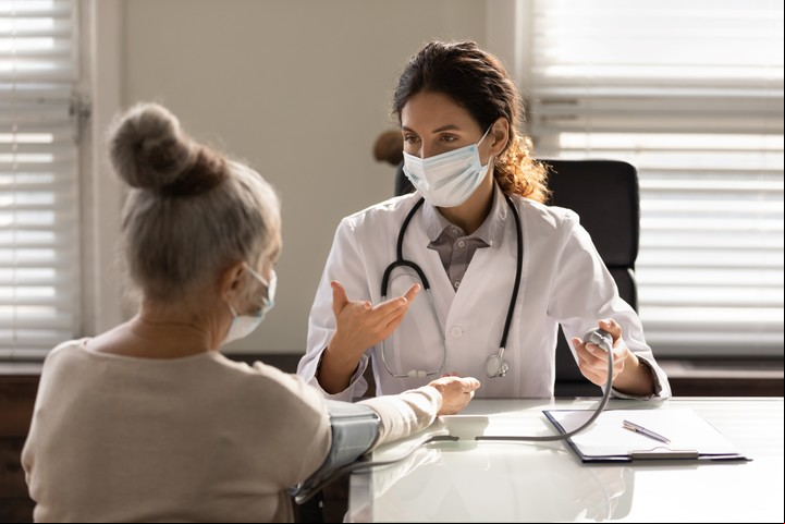 Las personas con hipertensión no deben abandonar los controles. Foto Shutterstock.