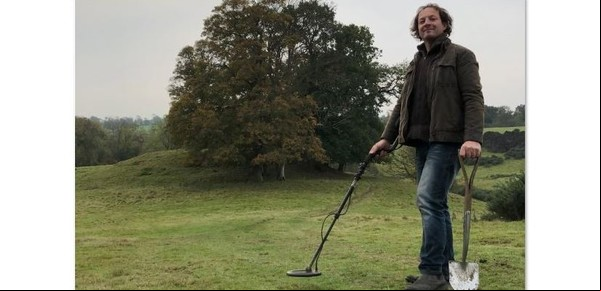 Halló enterrada bajo un árbol, en un campo, una pieza de la corona de Enrique VIII perdida durante 400 años y valuada en una fortuna