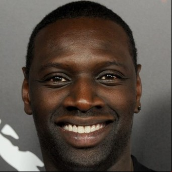 Retrato de Omar Sy: se crió en un barrio pobre y violento de París, debutó contando chistes en bares y ahora es Lupin