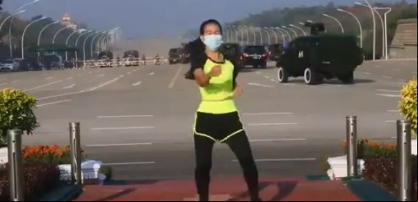 Video insólito: hizo su clase de aerobic sin darse cuenta de que estaban dando el golpe de Estado en Myanmar