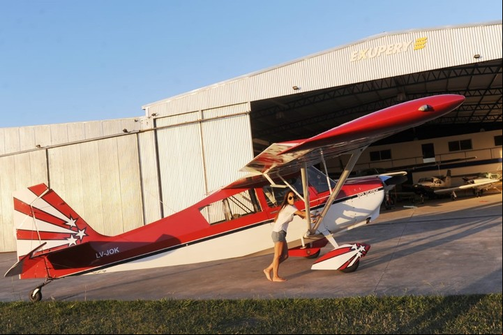 Saliendo del hangar. Jenny Dillon, atenta al viento y a la altura del sol. Foto: Martín Bonetto.