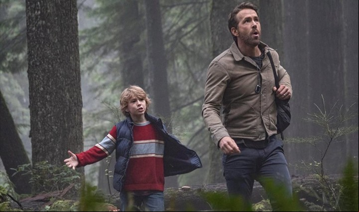 Escena de "The Adam Project", con Ryan Reynolds y el niño actor Walker Scobell.