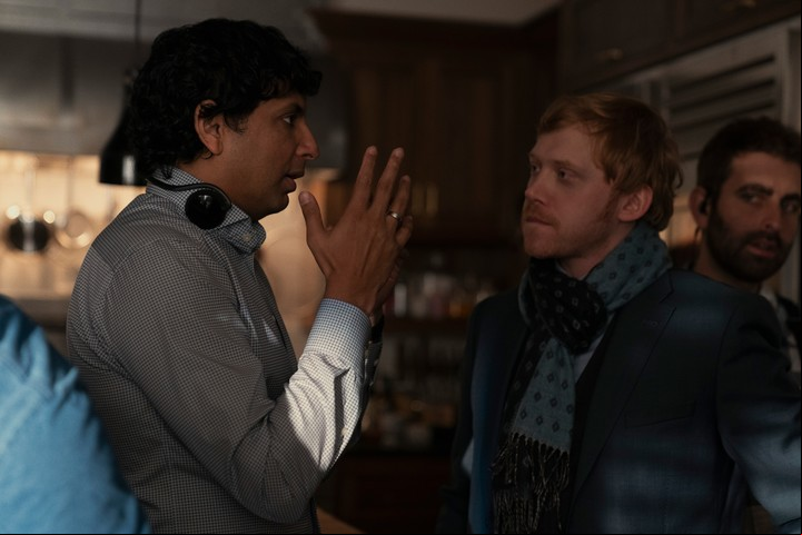 El director y creador de Servant, M. Night Shyamalan, junto a Rupert Grint, quien interpreta a Julian Pearce.