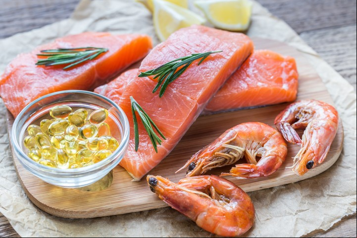 El salmón y los mariscos son fuente de omega-3, que también se obtiene en suplementos. Foto Shutterstock.