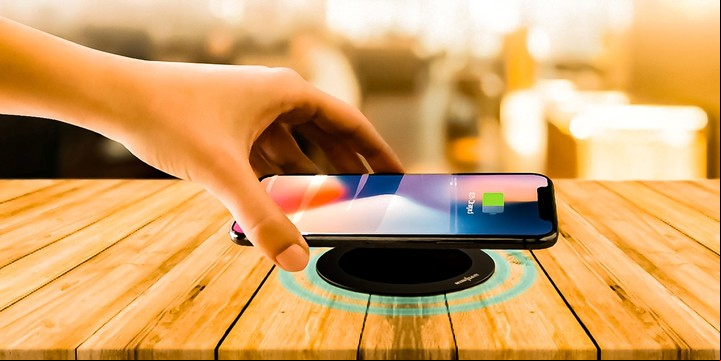 Tanto el cargador como el gadget disponen en su interior bobinas de inducción electromagnética