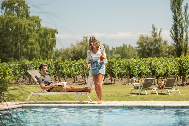 Descanso junto a la piscina en Postales Hotel Boutique.